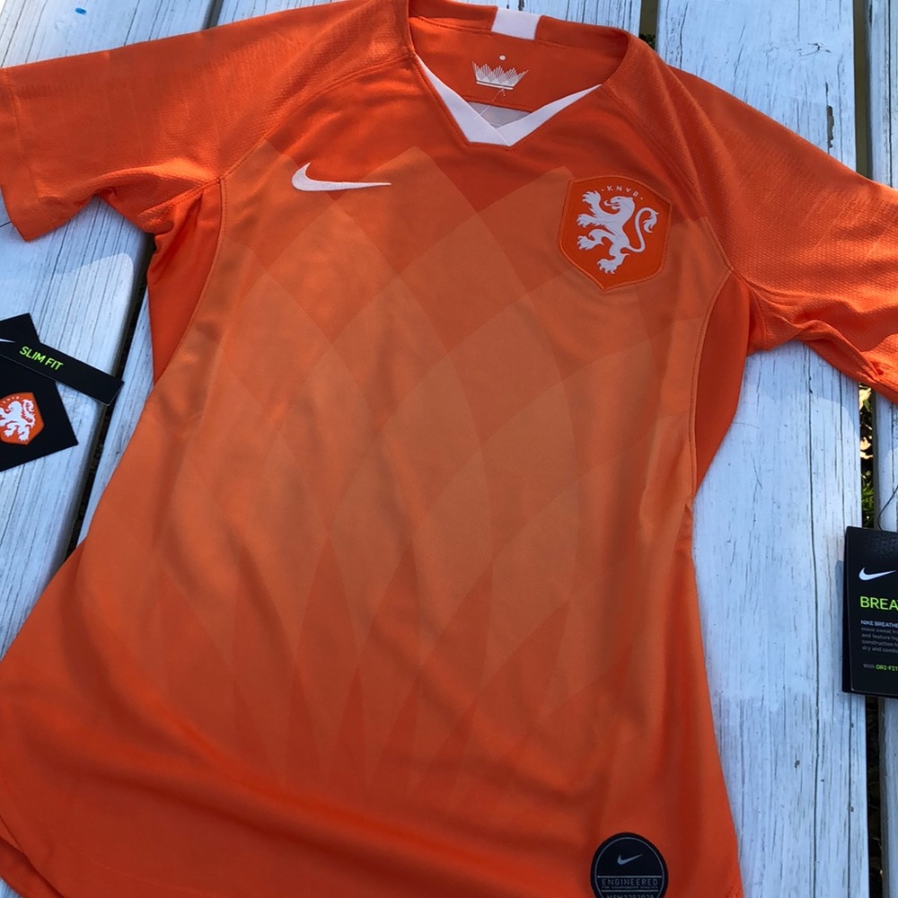 Nike sportswear shirt - Picture 2 of 2
